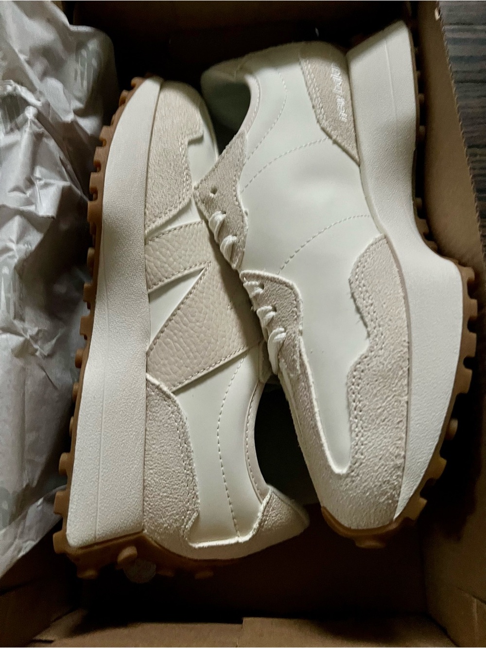 New Balance 327 Beige White Suede Leather Sneakers NIB Women’s Size 7 - Picture 4 of 14